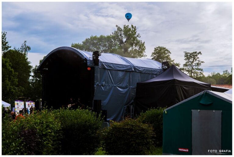 Pix 2 . Scène Montgolfière